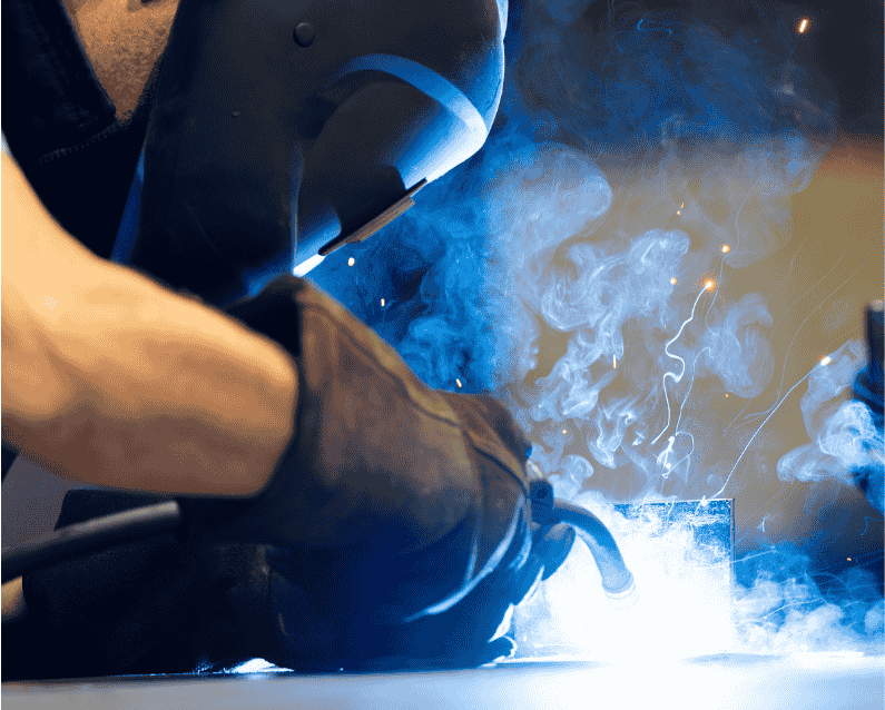 Entreprise de soudure près de Pau, à Orthez, un homme effectue une soudure