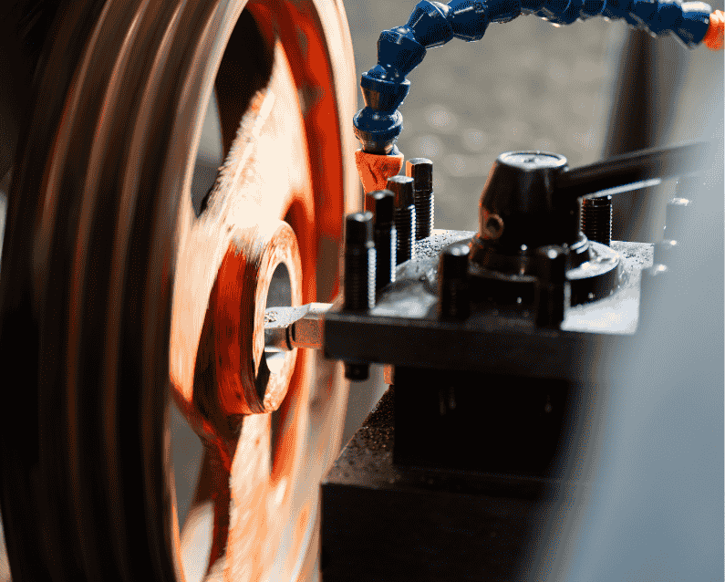 Une machine de mécanique industrielle qui fonctionne à Pau